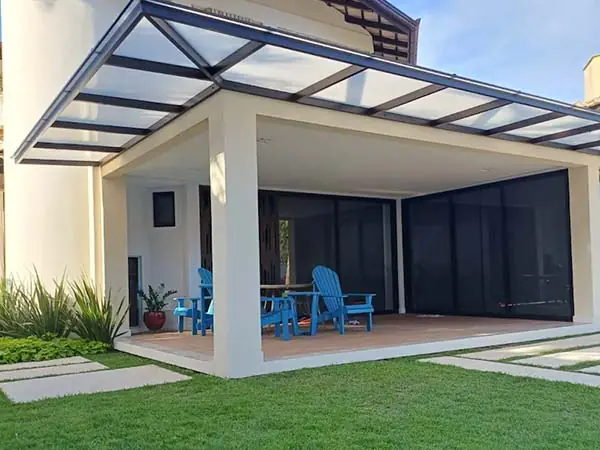 casa com cobertura de policarbonato